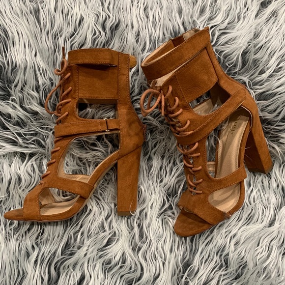 Heeled strappy boots - Picture 4 of 5